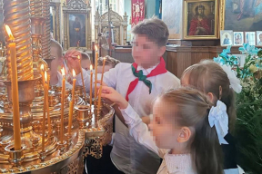 Фотофакт. Пионеры ставят свечку в православной церкви